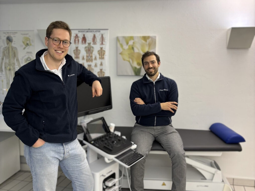 Aufnahme der Geschäftsführung von „PraxisEins“: Vincent Sternberg (links) und Benjamin Langer (rechts).