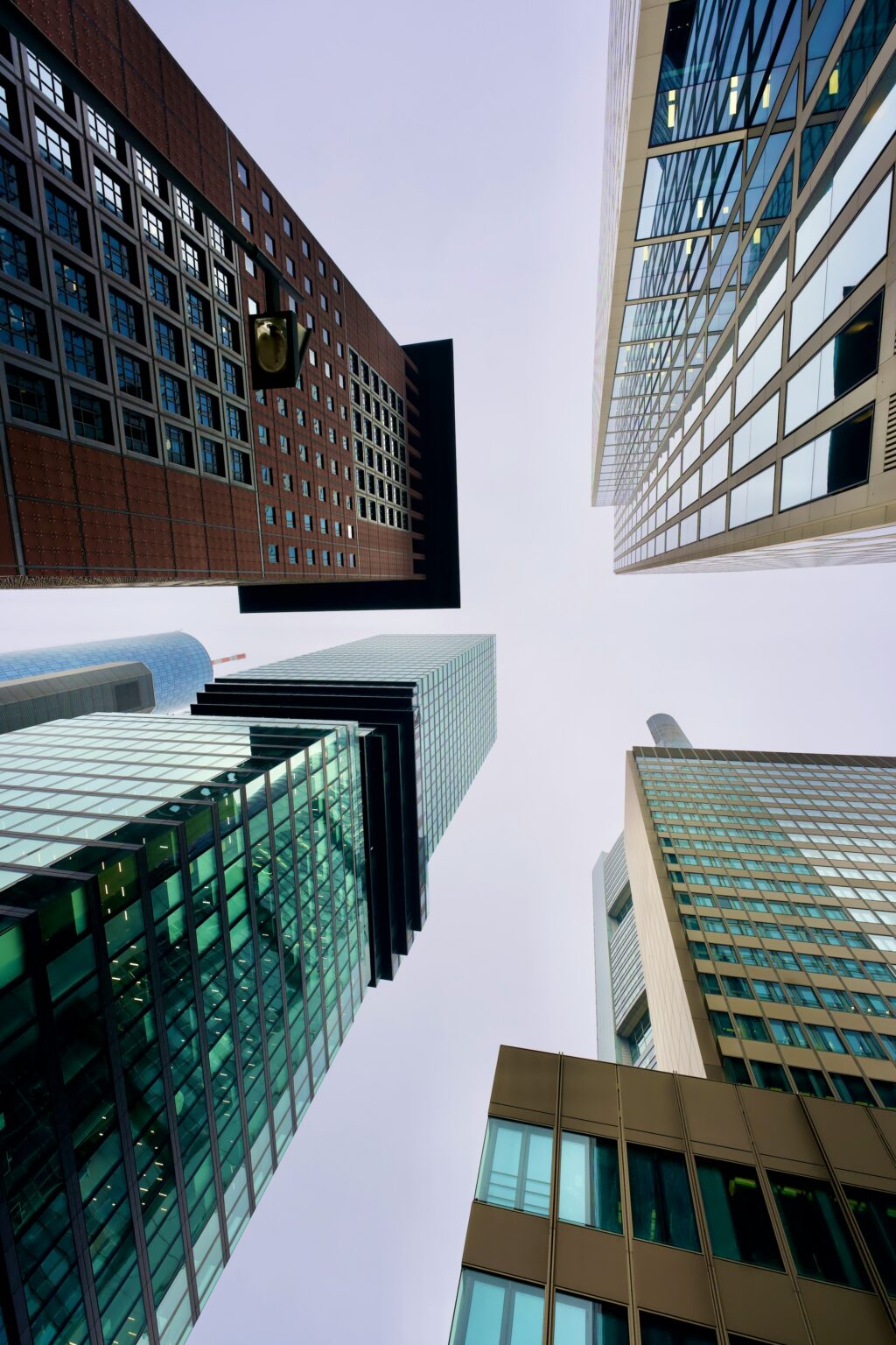 Blick nach oben Richtung Himmel zwischen mehreren modernen Bürohochhäusern in Frankfurt am Main.